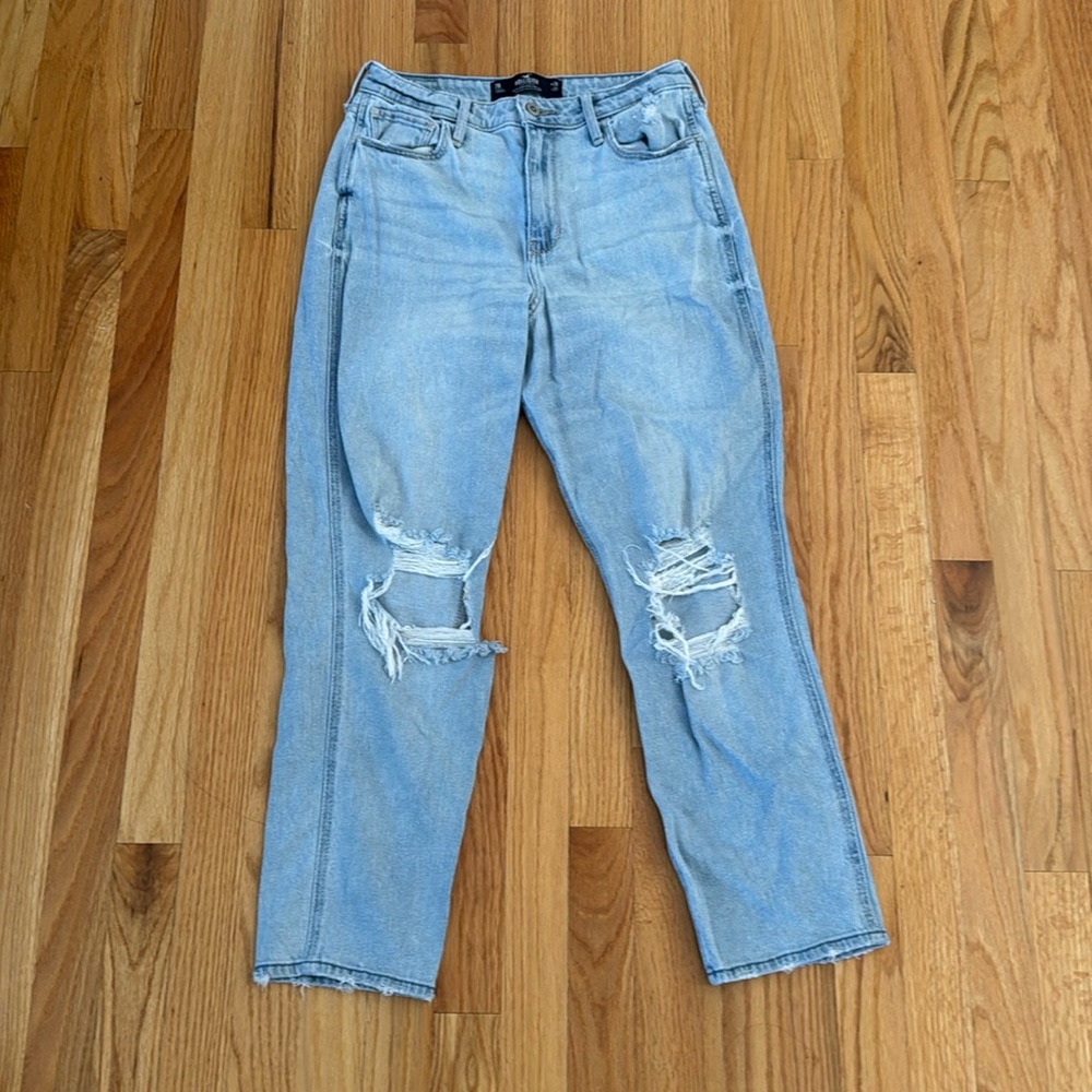 Hollister Ultra High-Rise Mom Jena, Light Wash, size 7R (28)